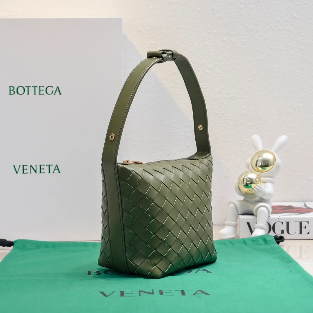 Batch 1280 It is predicted that BV Bottega's lunch bag will be popular again this year🔥. It is very soft and lightweight. It also uses the intrecciato weaving process that the two founders spent several months developing from the beginning of the brand. It is completely hand-woven by Italian craftsmen and perfectly reflects the craftsmanship of Bottega. The entire bag shape is also a very practical and popular lunch box bag shape. The slightly curved arc of the bag mouth can also better fit our wrists. Style number: 7748-1 Size: 17*13.5*5cm